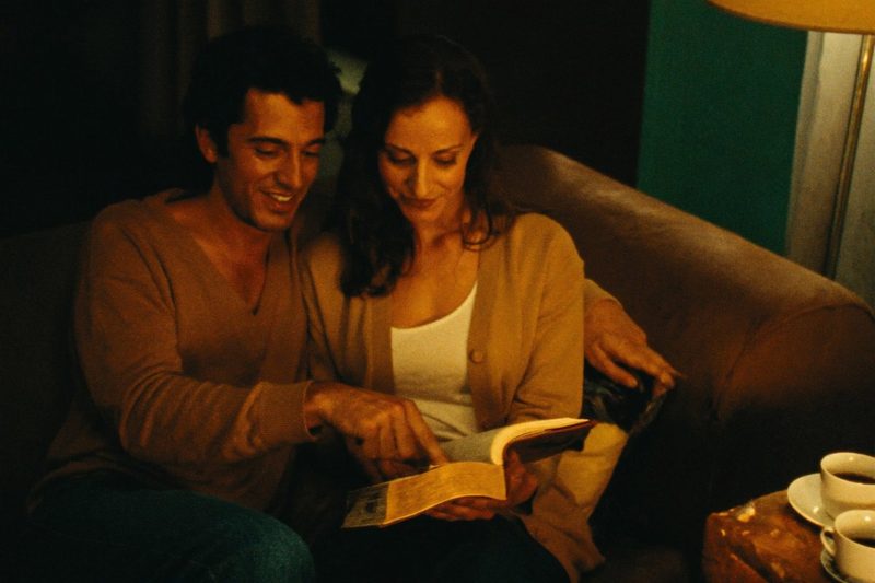 Casal lendo a Bíblia juntos